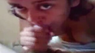 Gadis pemain permainan dengan stoking pelangi jolok tumblr menghisap ayam semasa bermain